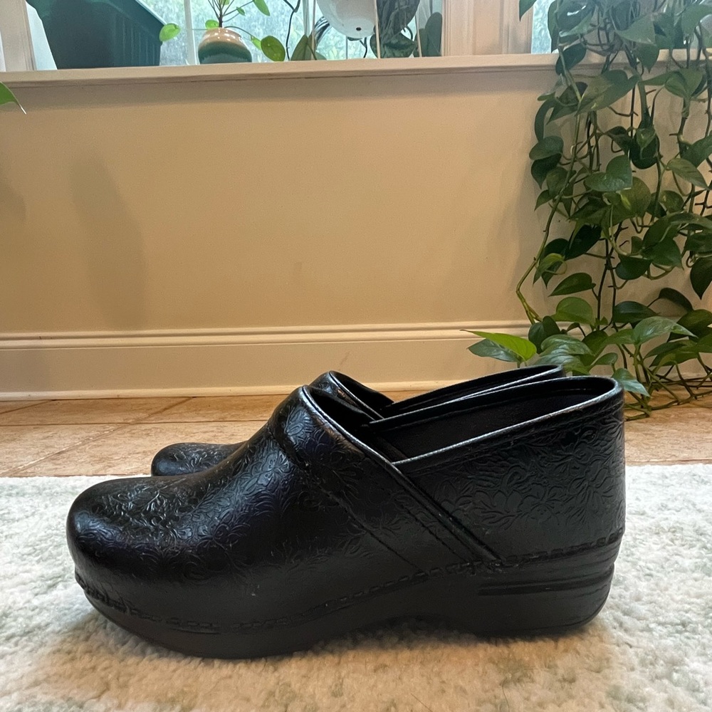 Etched Pattern Dansko Clogs Size 8 - image 2
